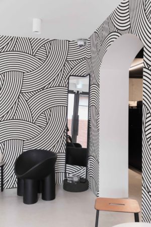 N45: Black and White Public Space Bow Wallpaper