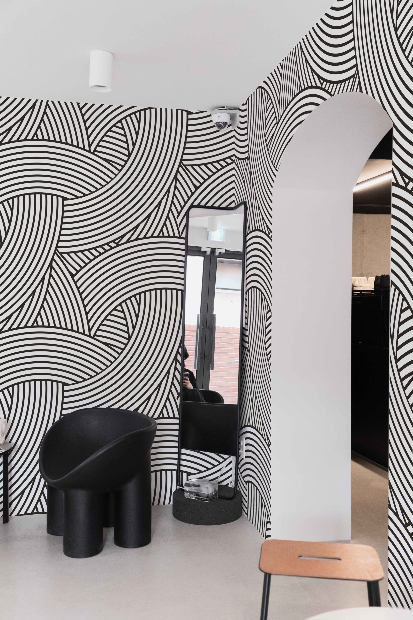 N45: Black and White Public Space Bow Wallpaper