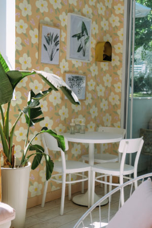 Papier peint N126 champs de fleurs sur fond orange espaces publics