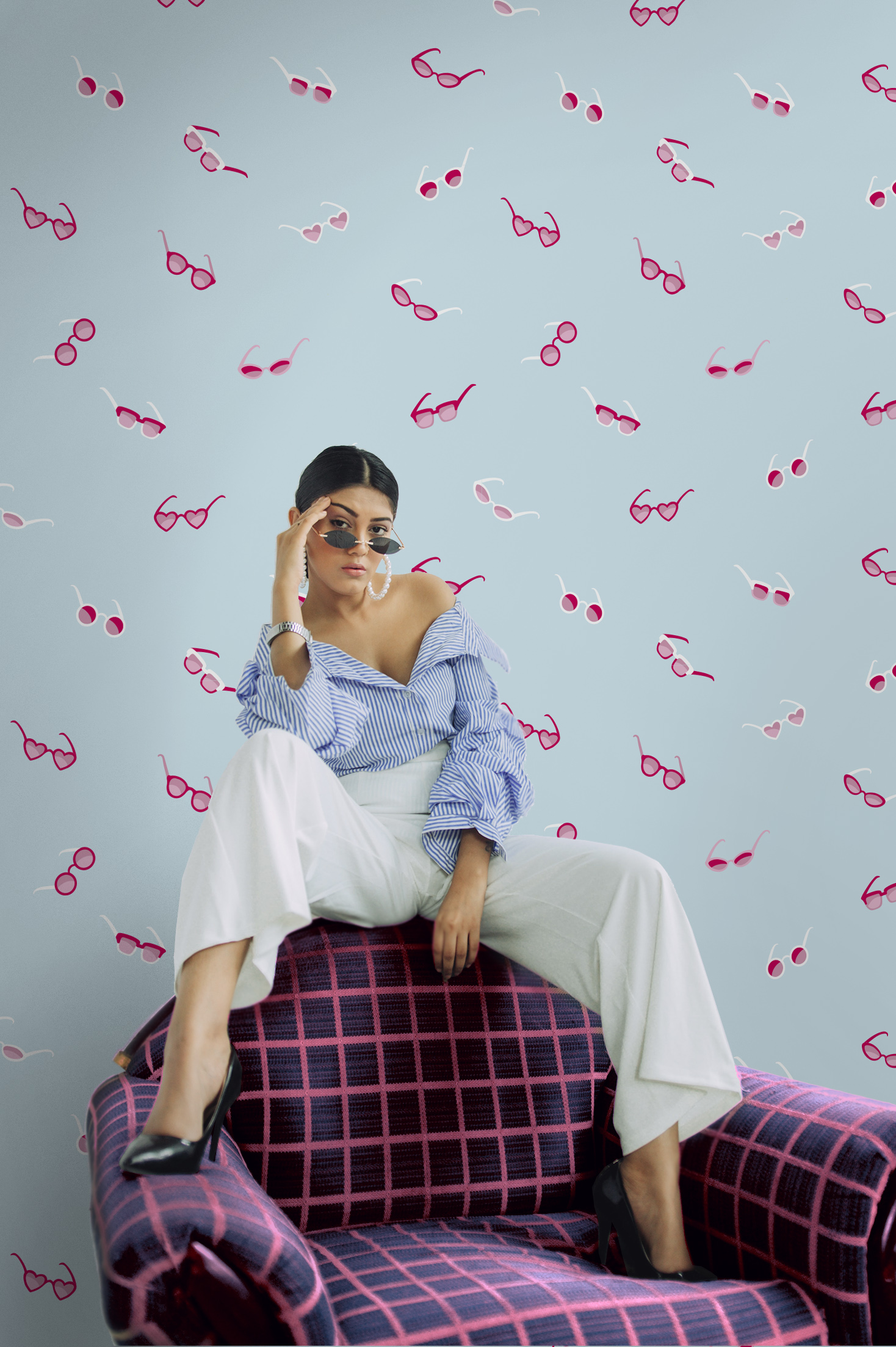 N232-2 Glasses on the nose wallpaper