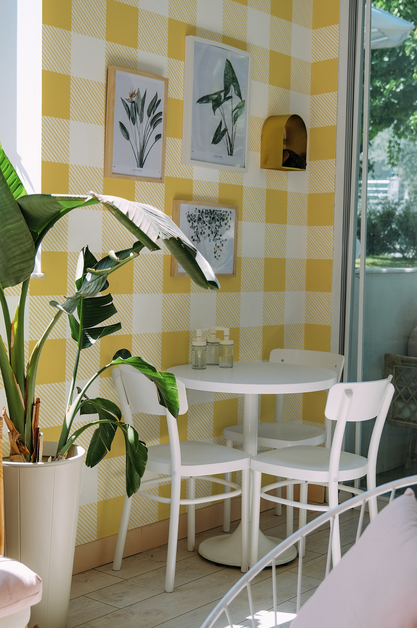 N327 Yellow gingham tile public spaces wallpaper