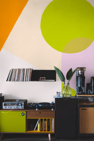 papier peint n349 formes asymétriques colorées vert et orange espace public