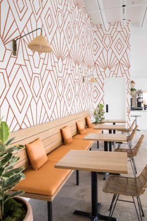espace public terracotta papier peint ethnique chic géométrique