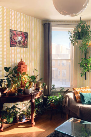 salon orange papier peint geometrique triangles boho chic