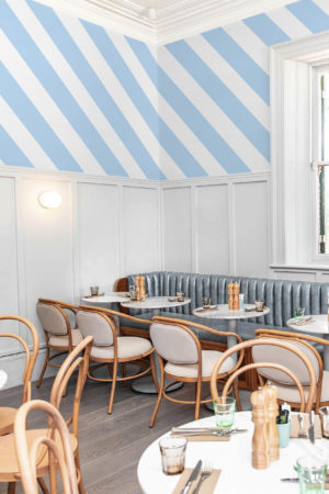 espaces publics bleu clair papier peint rayures pop géométrique estivale