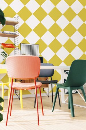 salon jaune papier peint damier sensation géométrique tendance
