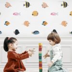 papel pintado dormitorio infantil oasis acuático niño pez