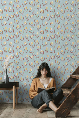 salon bleu papier peint floral tulipe tendance