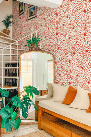 salon rouge papier peint chrysanthème floral tendance
