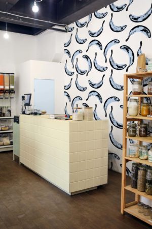 espace public bleu papier peint banane pop art