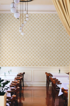 espace public doré papier peint coquillages élégance vintage ocean