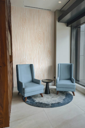 salon orange papier peint motifs d'écorce panoramique végétal