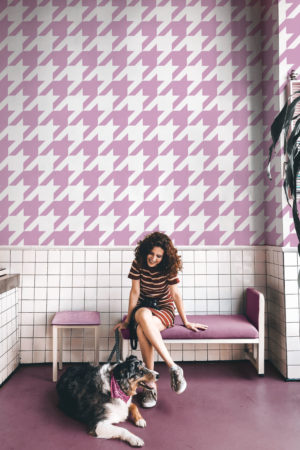 espace public rose papier peint patte d'oie tendance barbie