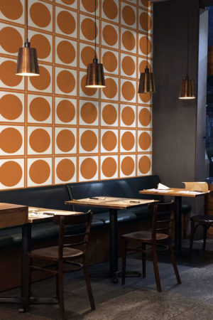 espace public orange papier peint mosaïque cercles pastel géométrique grille