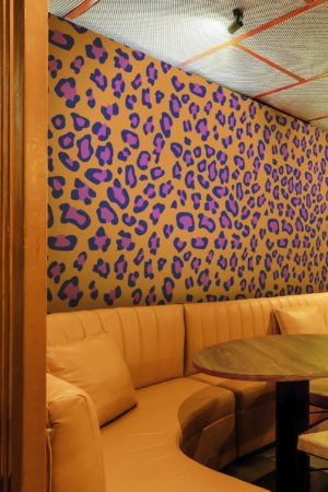 espace public orange papier peint motif leopard pop tendance