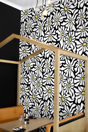 espace public jaune papier peint fleurs hippie