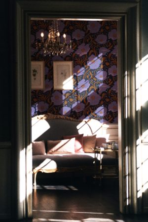 Papier peint fleurs violet salon