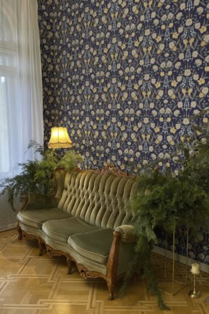 salon bleu papier peint renaissance floral revisité