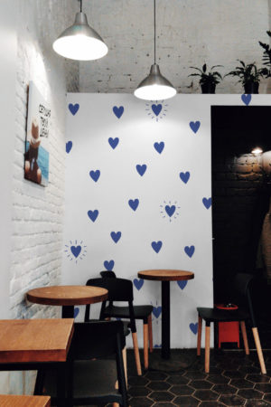 papier peint 540 Cœurs rayonnants motif bleu espaces publics