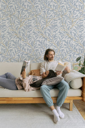 Papier peint feuilles bleu salon