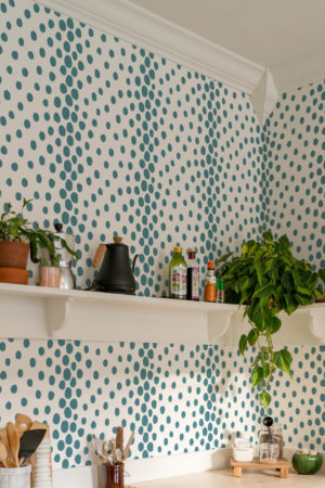 Papier peint points bleu canard cuisine