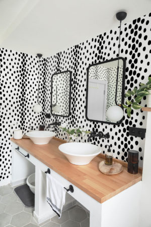 Papier peint points noir salle de bain