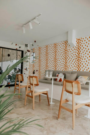 Papier peint points orange espaces publics