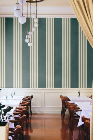 Papel pintado rayas verdes espacios públicos