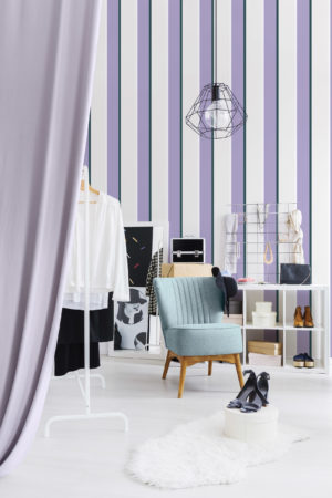 Papier peint rayรฉ bicolore violet espaces publics