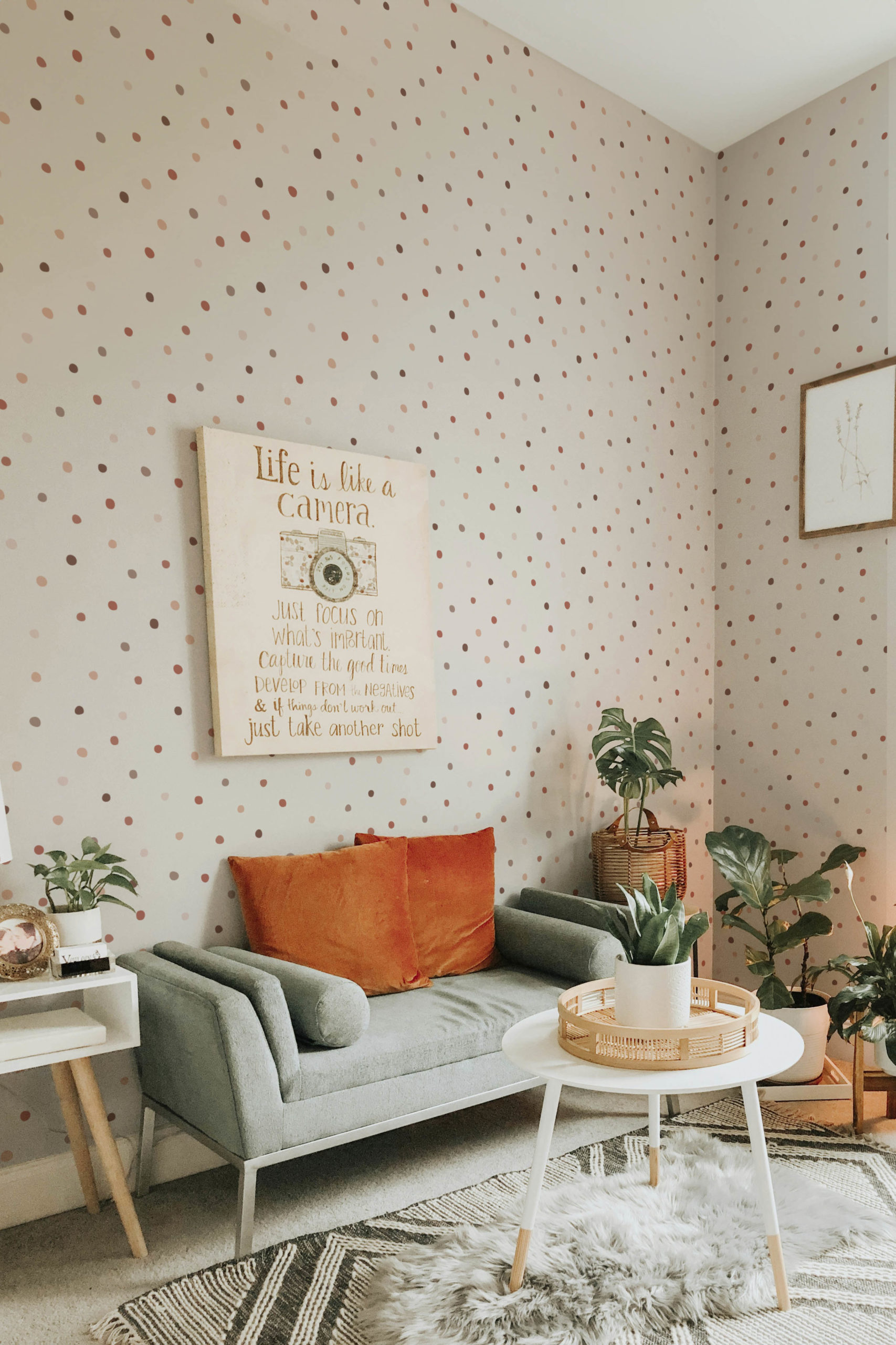 n559 beige salon Beige polka dot wallpaper living room