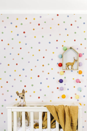 Papier peint à pois multicolore chambre enfant