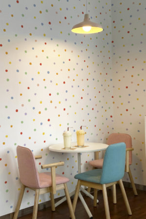 Papier peint à pois beige espaces publics