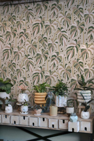 papier peint feuilles jungle rose espaces publics