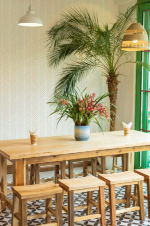 papier peint herringbone beige espaces publics