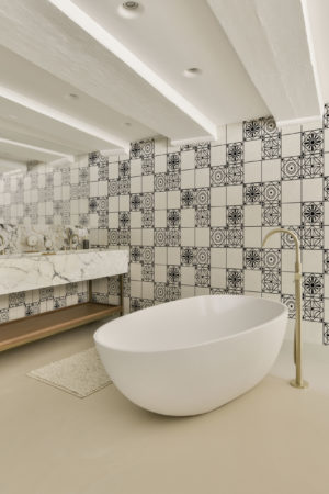 Papier peint mosaique noir salle de bain