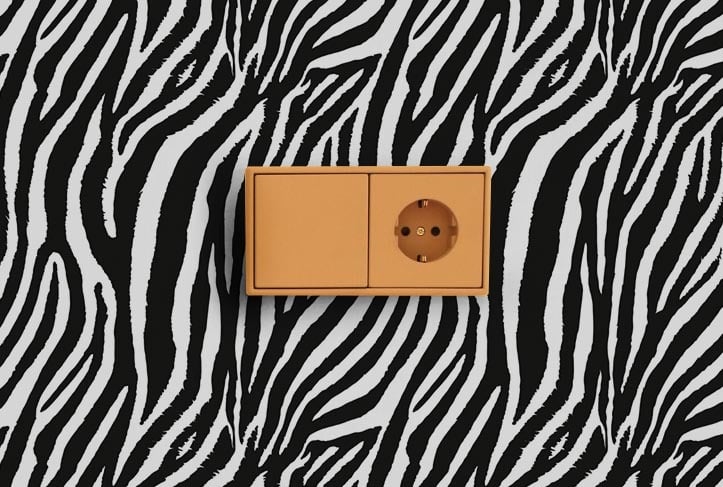 poser papier peint autour prise